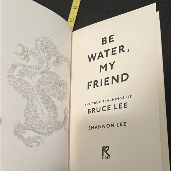 #0591+ Bruce Lee Black/Gold Hardcover Book by Shannon Lee ( Bruce Lee Daughter) - Picture 5 of 9